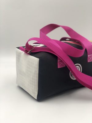 Sporttasche klein schwarz-pink/ Langgurt Seite