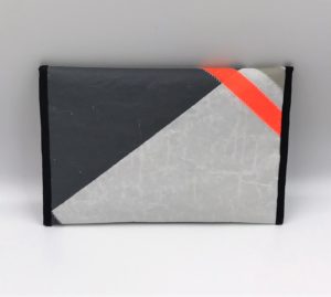 Tablet Hülle grau/weiß- Streifen orange Hinten